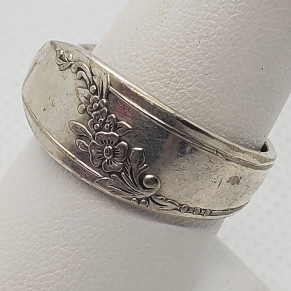 Vintage Tudor Plate Oneida Silverware Ring - Picture 2 of 6